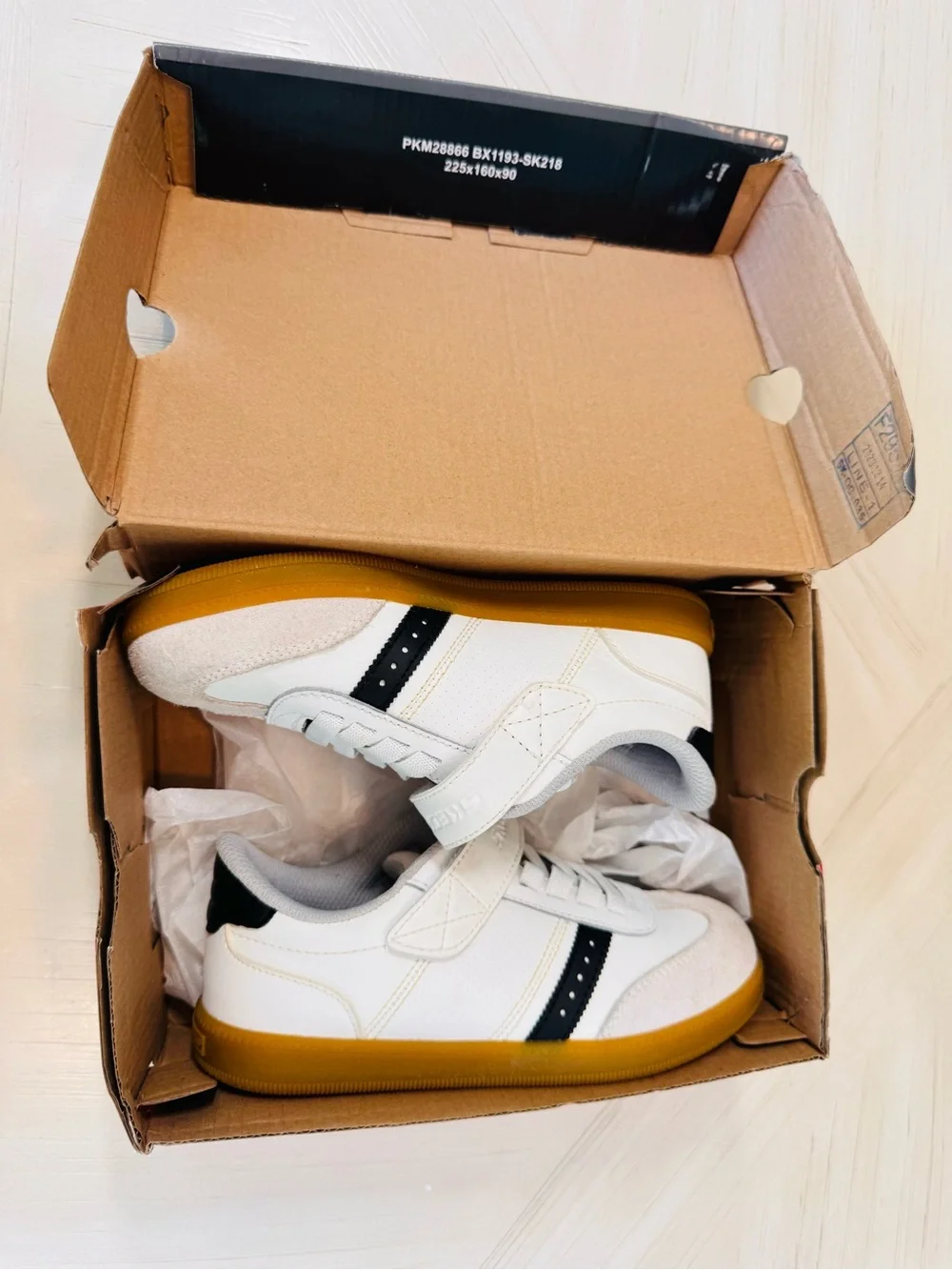 Skechers Zinger Street White Black Sneakers Kids Size 12 - EUC